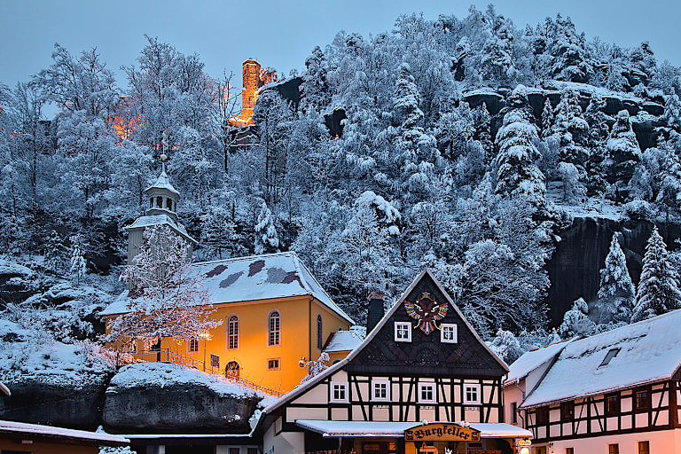 Eine verschneite Stadt in Sachsen am Nachmittag.