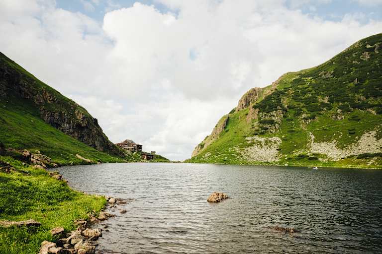 Der Wildseelodersee in den Kitzbüheler Alpen mit dem Wildseeloderhaus im Hintergrund