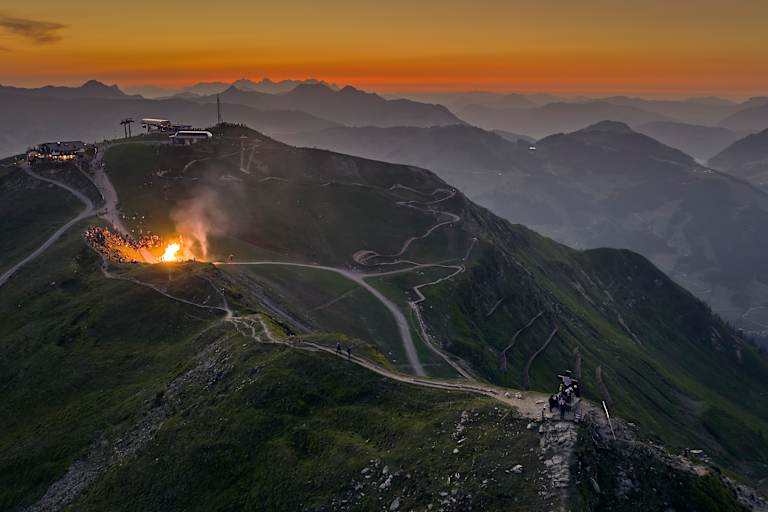 Sonnwendfeuer auf dem Westgipfel in Saalbach Hinterglemm.