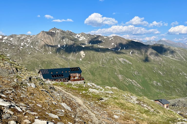 Badener Hütte in Osttirol - im Hintergrund die zum Teil noch schneebedeckten Berge