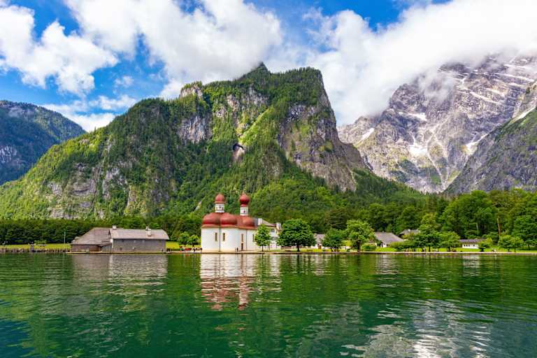 Die Kirche Sankt Bartholomä ist nur mit dem Schiff erreichbar