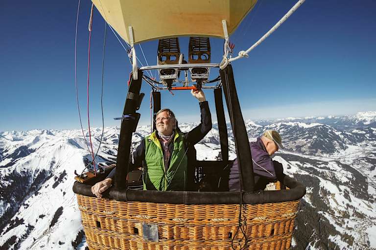 Die Hand am Brenner des Heißluftballons