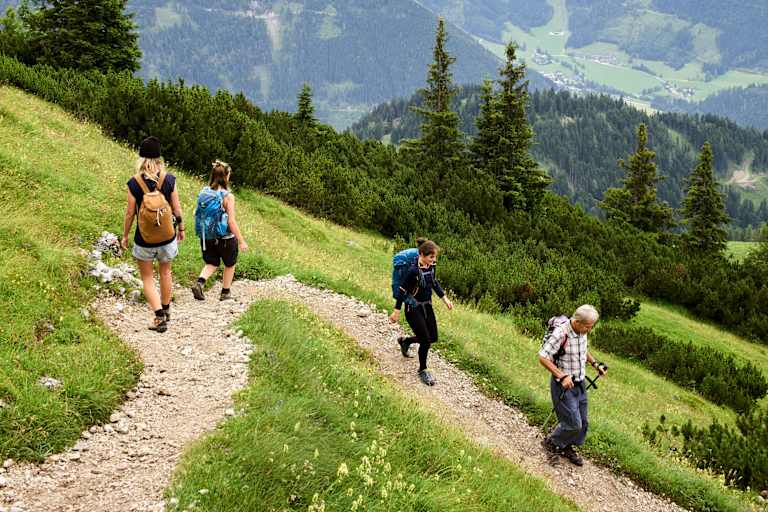 Bergab gehen Wanderer