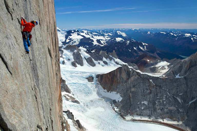 David Lama klettert am Cerro Torre in den Anden