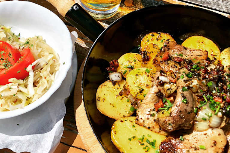 Tiroler Gröstl mit Krautsalat von der Coburger Hütte