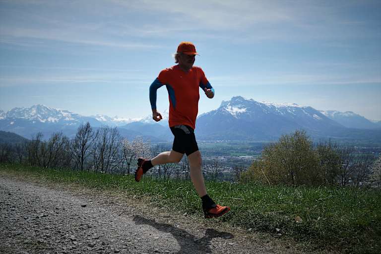 Jede Menge Glückshormone werden beim Laufen am Berg frei.