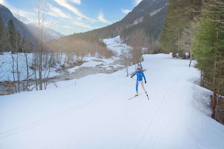 Langlauf-Skating kombiniert Naturgenuss mit intensivem Ganzkörpertraining