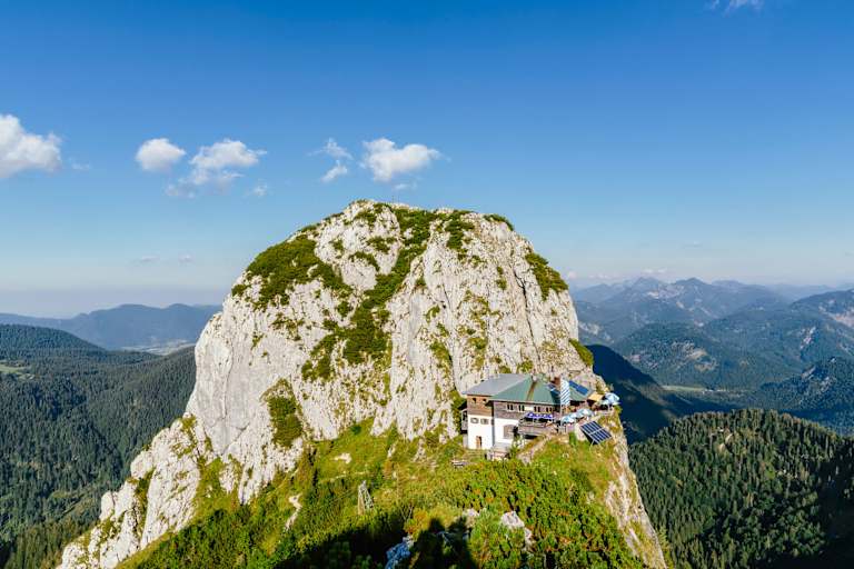 An der Flanke des Buchsteins liegt die Tegernseer Hütte.