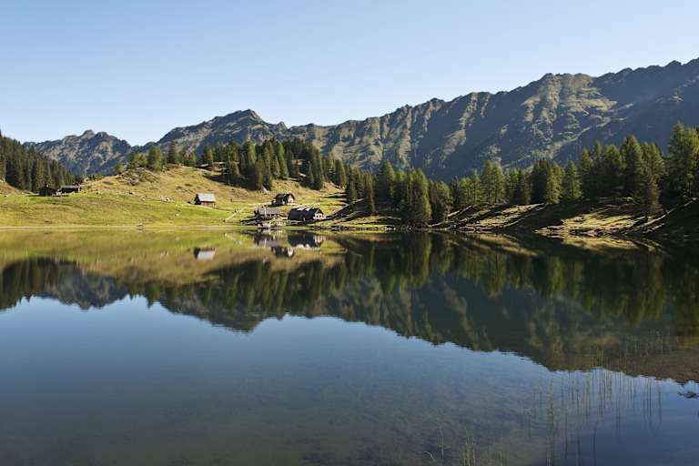 Der Duisitzkarsee (1.650 m) in der Steiermark: ein kreisrundes Juwel inmitten der Schladminger Tauern.