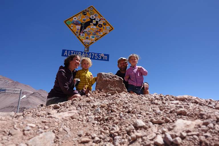 Angang des Jahres war Familie Schön noch in Südamerika unterwegs. Hier am 4.780 m hohen Agua Negra-Pass zwischen Chile und Argentinien
