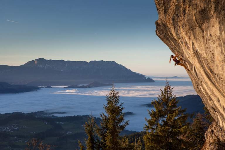 Andrea Maruna klettert am Kalkstein bei Hallein