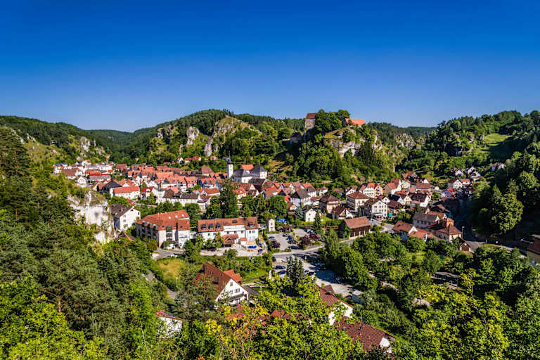 Blick vom Bayreuther Berg auf die Burg Pottenstein und den Ort.