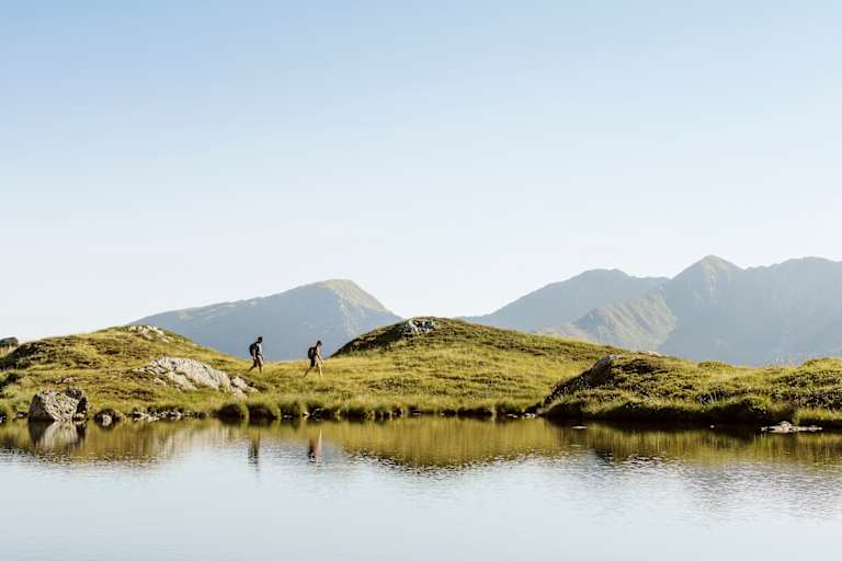 Der kurze Abstecher zu einem kleinen Bergsee lohnt sich auf jeden Fall.