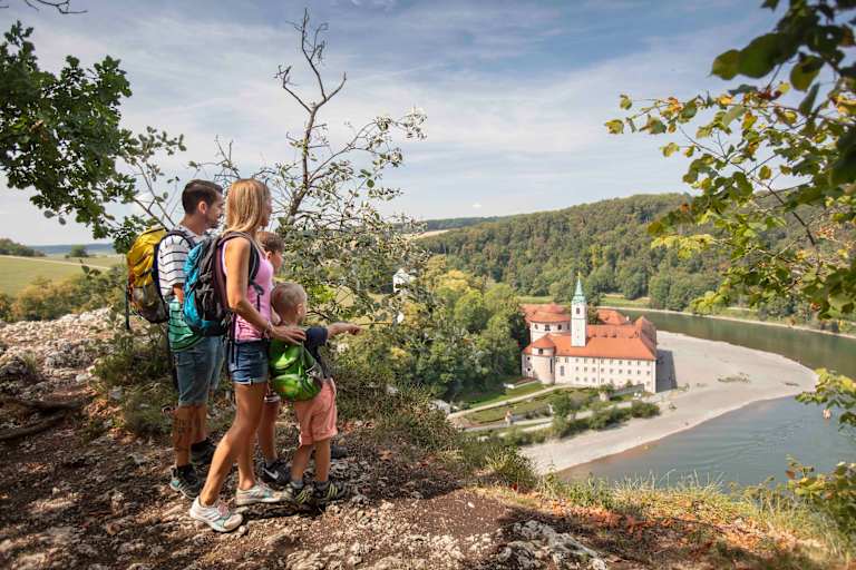 Blick vom Jurasteig auf das Kloster Wellenberg am Donaudurchbruch