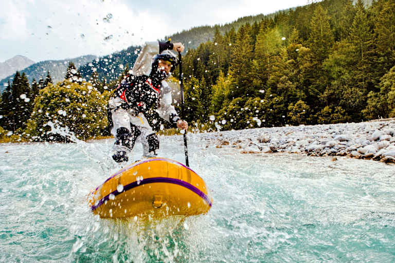 Ein Sportler im Wildwasser.