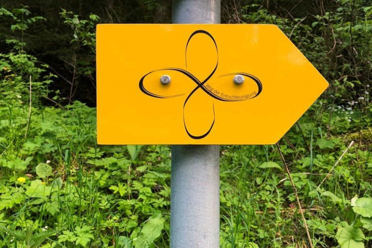 Beschilderung entlang des Weges