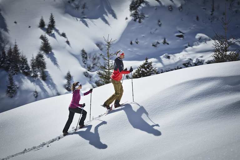 Schneeschuhwandern inmitten der tief verschneiter Winterlandschaft Saalbachs