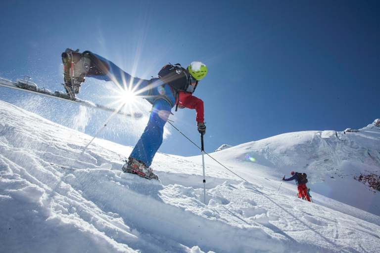 Skitourengeher bei einer Spitzkehre
