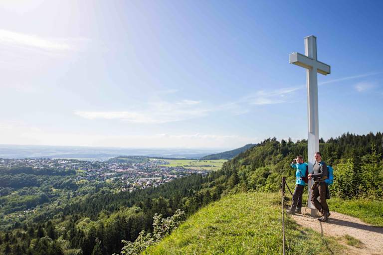 Am Donauberglandweg - Wanderer am Aussichtsberg Kehlen