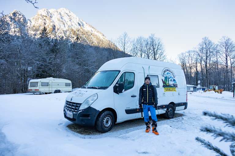 Bergwelten-Redakteur Daniel Kubera mit dem Bergwelten-Van