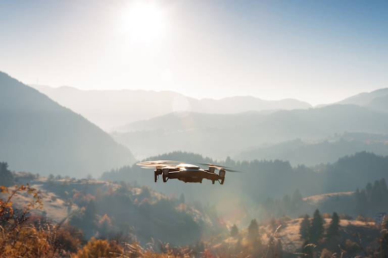Drohnenflug in den Bergen Bestimmungen