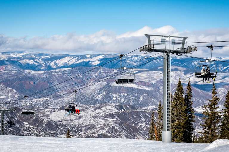 adobestock_david-a-litman-aspen-snowmass-ski-resort-rocky-mountains-of-colorado-325520374