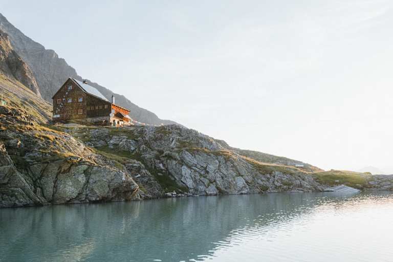 Am Ufer des Gradensees steht die Adolf-Noßberger-Hütte.