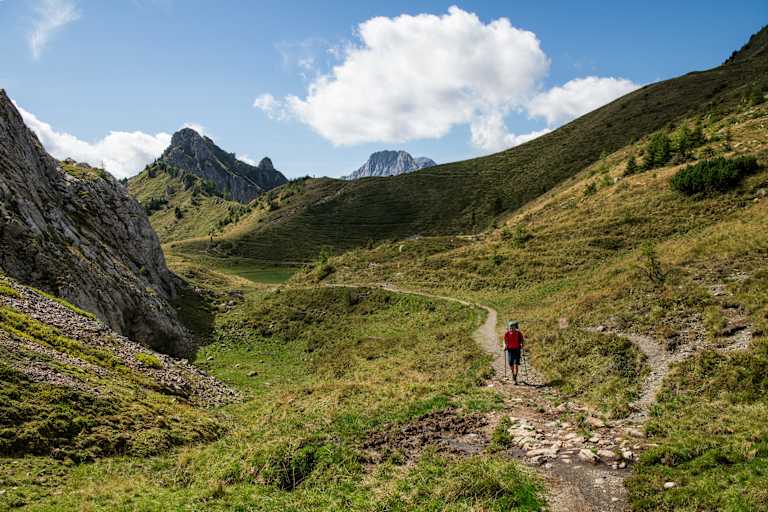 Ein Mann wandert am Karnischen Höhenweg.