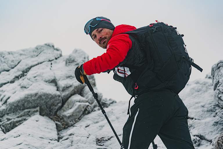 Der Profi-Snowboarder Alex Payer kennt einige gute Tipps, wie man sich für die Skitourensaison vorbereitet.