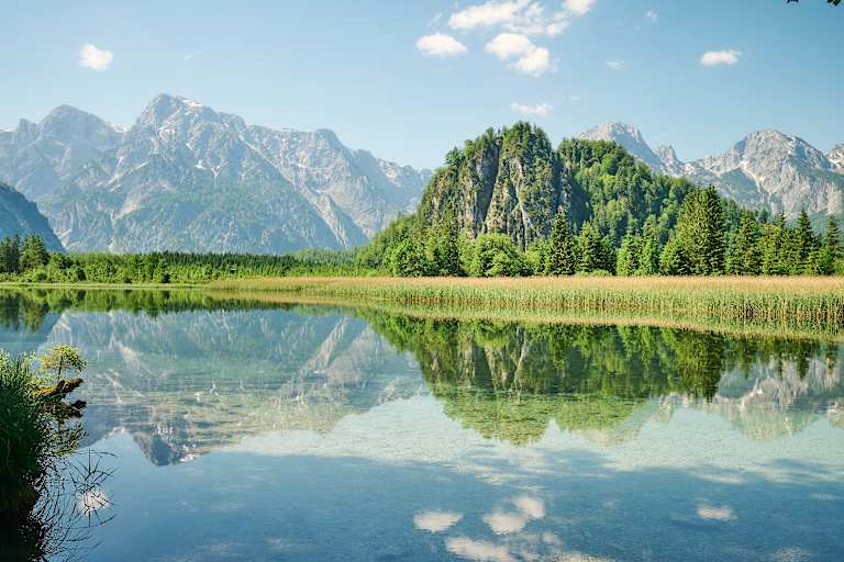 Der Almsee in Grünau im Almtal mit dem Toten Gebirge im Hintergrund