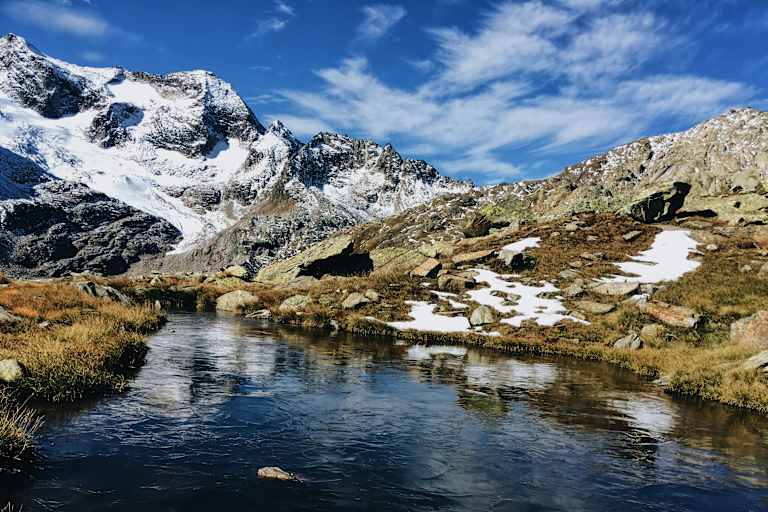 Tessin: Blick auf Bergektte und Bergsee