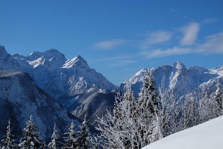 Skitour auf den Dovška Baba in Slowenien: Blick in die Julischen Alpen mit dem Triglav