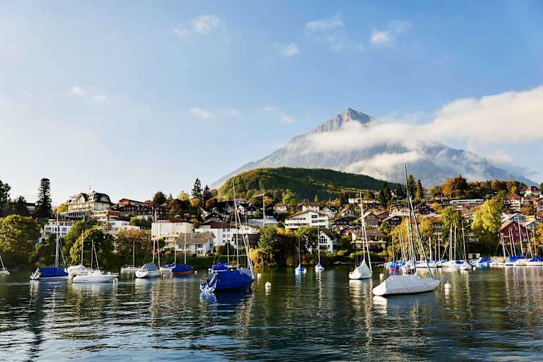 Der Thunersee mit dem Gipfel des Niesen (2.362 m) im Hintergrund