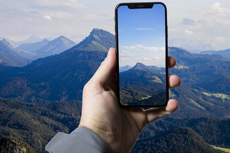 Smartphone in den Bergen