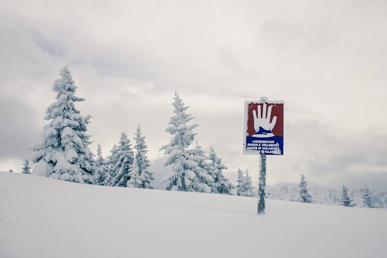 Abseits der Piste bei Lawinenwarnstufe 4 – erlaubtes Risiko oder grobe Fahrlässigkeit?