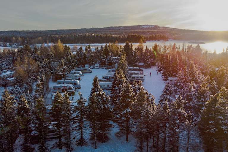bergwelten-wintercamping-in-deutschland-camping-galgenteich