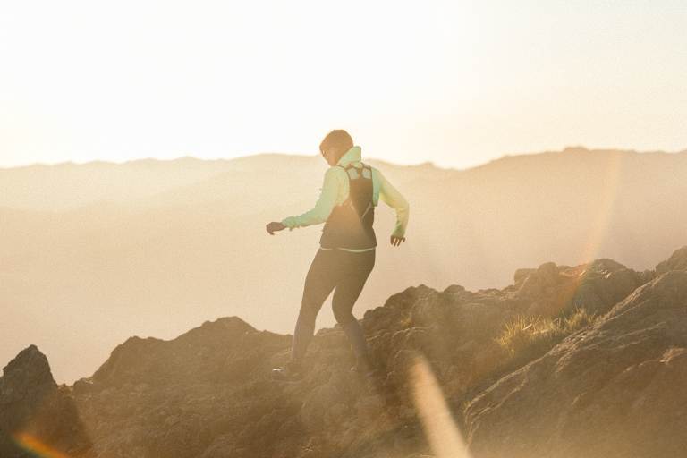bergwelten_7_tipps_zur_ausruestung_beim_trailrunning_brooks_sonnenuntergang