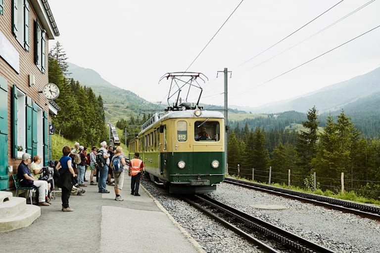 Öffentliche Anreise zur Wanderung mit der Bahn.