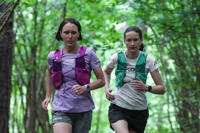 Sandra Saitner und Nici laufen im Wald.