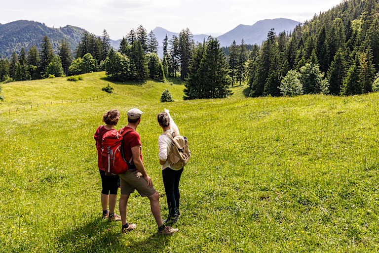 Drei Personen sind in Ruhpolding wandern.