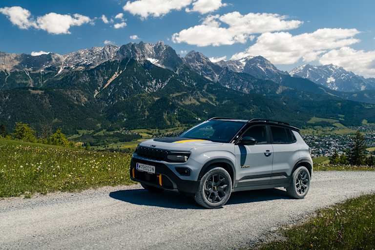 Der Jeep Avenger 4xe the North Face Edition vor einer Bergkulisse.