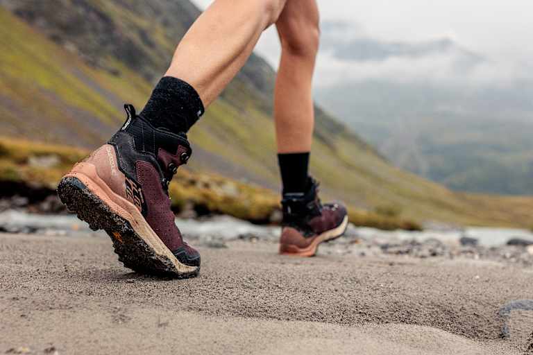 Der LOWA® EXPLORER GTX MID für Damen auf einem sandigen Gelände.
