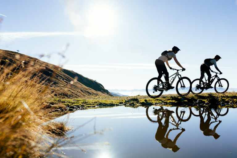 bergwelten_regionsportrait_mountainbiken_in_graubuenden_bergsee_1