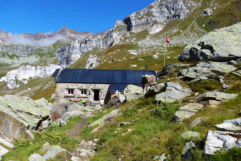 Die Binntalhütte in den Tessiner Alpen im Wallis