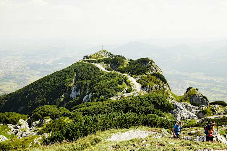 Blick vom Salzburger Hochthron am Untersberg auf Gipfelkreuz Geiereck (1.805 m) und Hochalm , Salzburg
