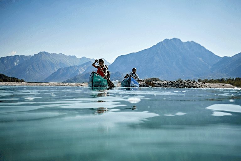 Per Kanu erkundet sich der Tagliamento am besten. Im Hintergrund erheben sich die Julischen Voralpen.