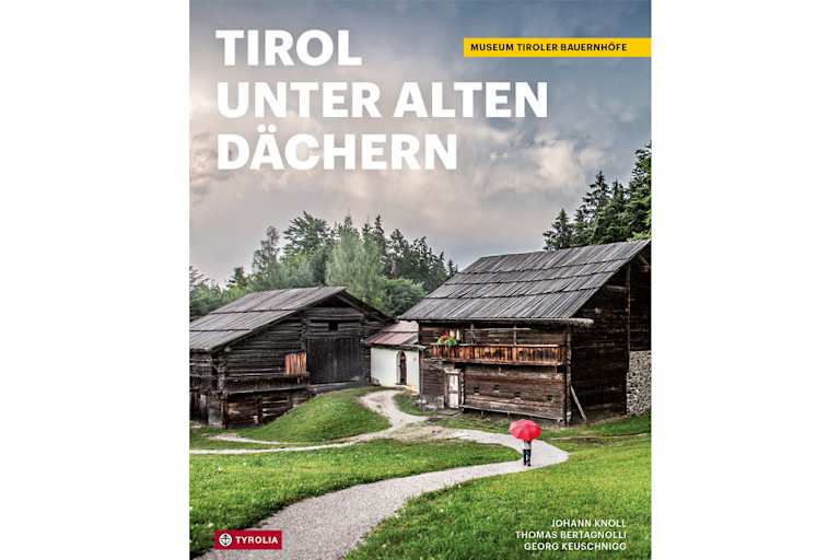 Cover: Bildband „Tirol unter alten Dächern“ (Museum Tiroler Bauernhöfe)