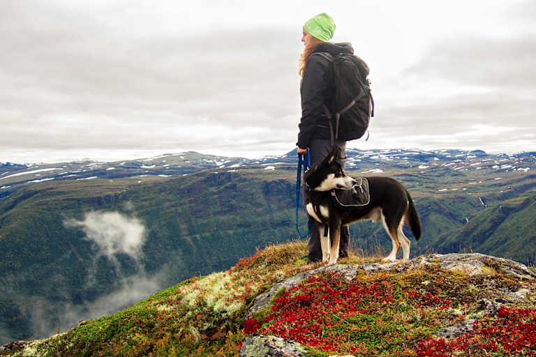 Wanderin mit ihrem Hund