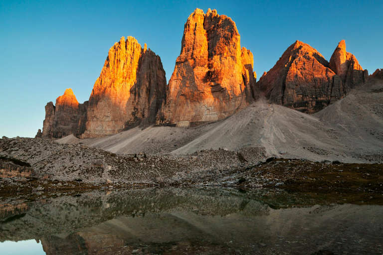 Die Drei Zinnen im sanften Abendrot in den Südtiroler Dolomiten