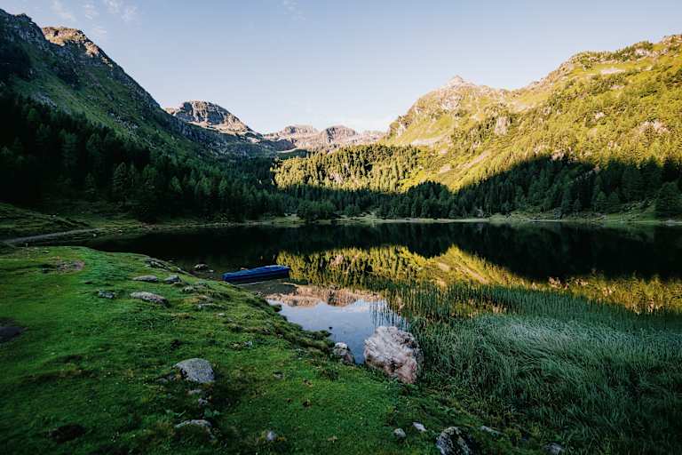 Der Duisitzkarsee in den Schladminger Tauern im ersten Morgenlicht.